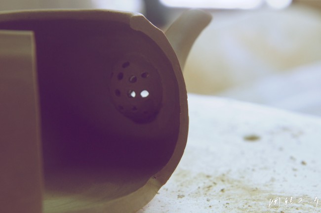 手拉坯茶壺的剖面。