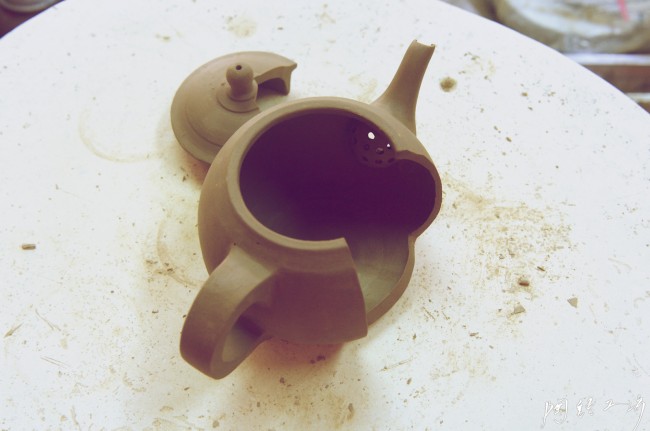 手拉坏茶壺的坯土解剖。