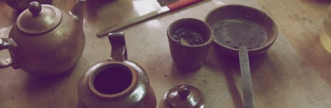 礦砂與小工具是用來整修研磨剛出窯的茶壺。