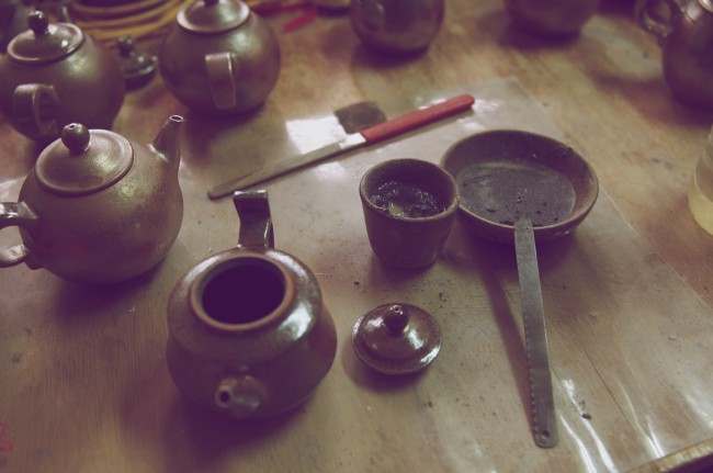 礦砂與小工具是用來整修研磨剛出窯的茶壺。