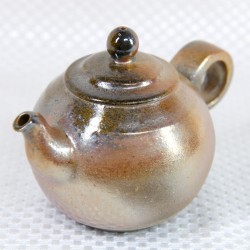 簡單造型的柴燒茶壺